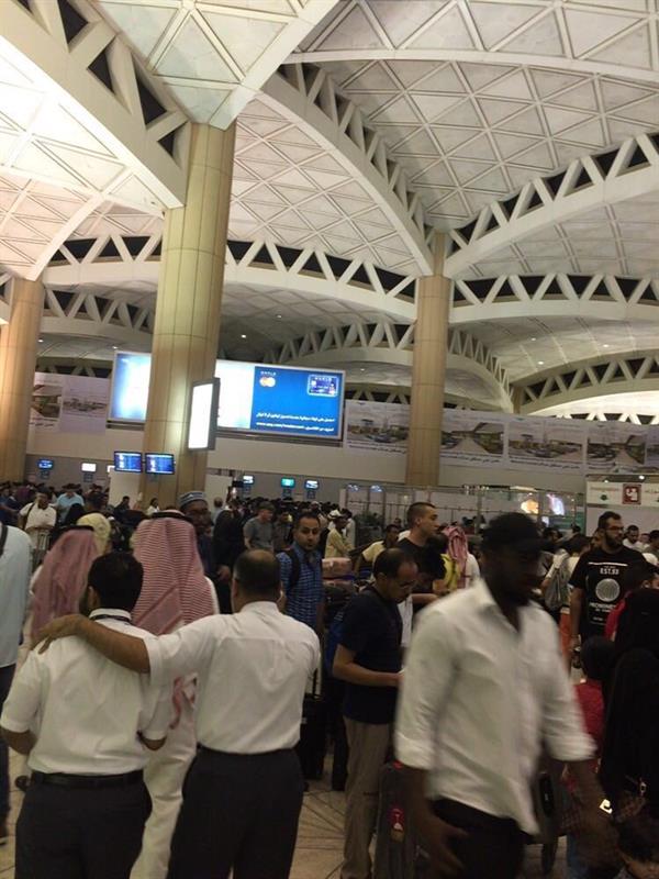  تجدد ازدحام المسافرين بمطار الملك خالد بالرياض.. ومنع المسافرين من دخوله