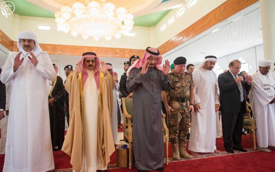  خادم الحرمين وعدد من قادة رعد الشمال يؤدون صلاة الجمعة في جامع الضيافة الملَكية بحفر الباطن