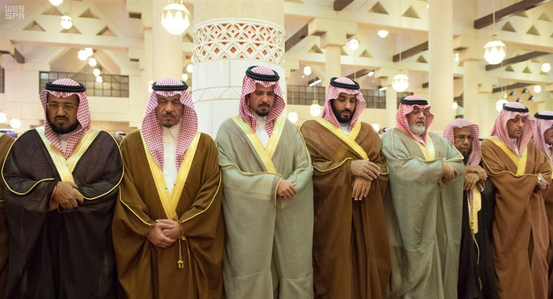 خادم الحرمين الشريفين وولي العهد يتقدمان المصلين على الأمير تركي بن عبدالعزيز