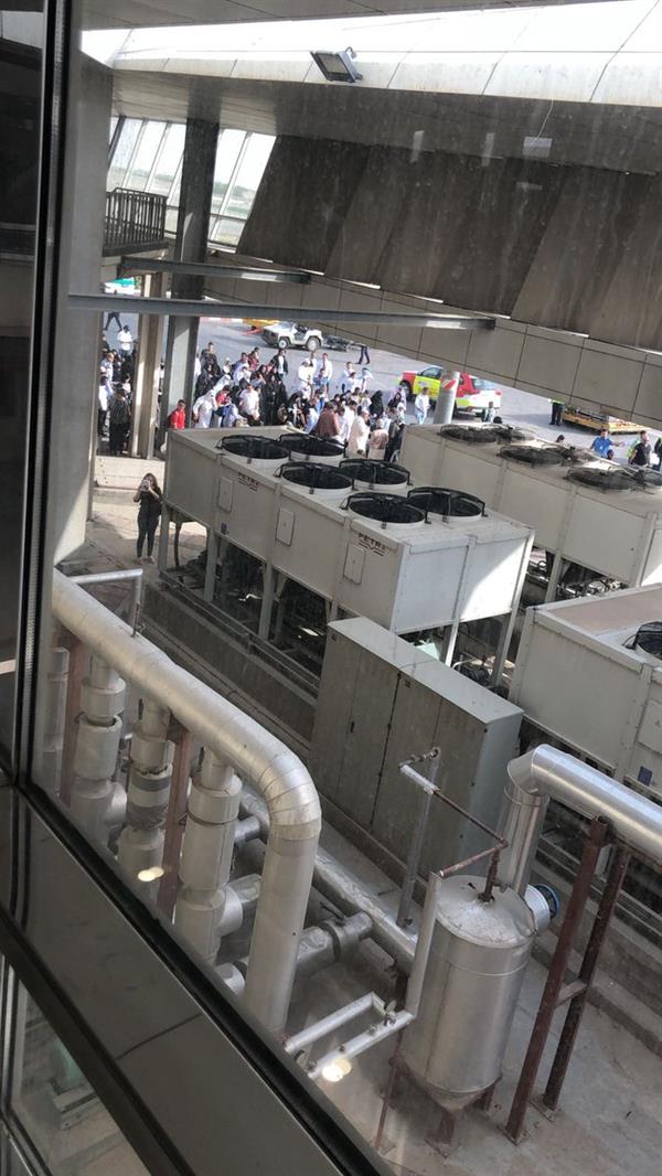 بالفيديو والصور.. نشوب حريق في غرفة تدخين بمطار الكويت الدولي