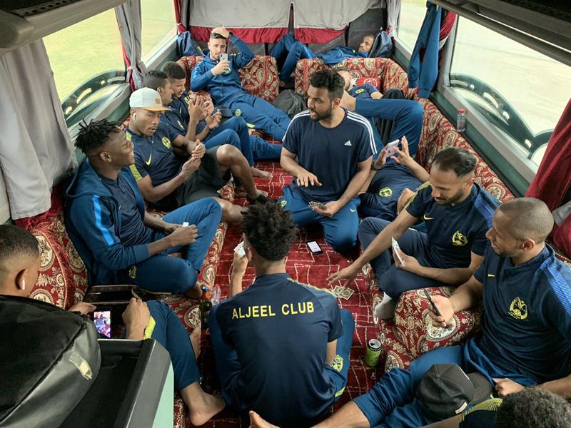 بالصور.. حافلة فريق سعودي مصممة على شكل جلسات عربية!