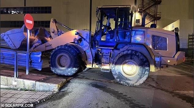 موظف في مرسيدس يحطم 50 سيارة للشركة بجرافة بسبب تسريحه من العمل