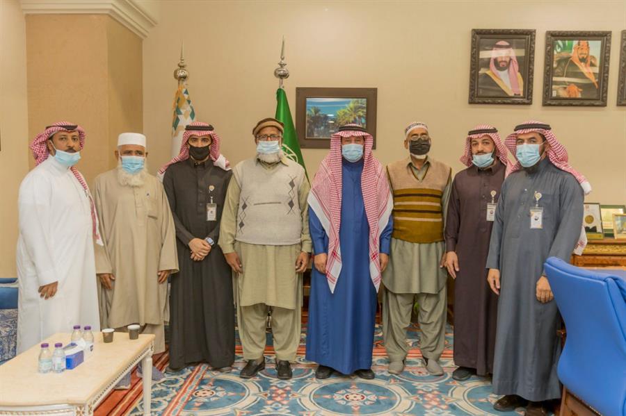 بعد خدمة استمرت 40 عاماً.. أمين القصيم يكرم عدداً من العمال الباكستانيين