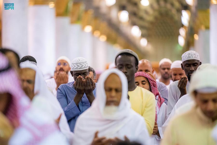 وسط أجواء إيمانية.. قاصدو المسجد الحرام والمسجد النبوي يشهدون ختم القرآن في ليلة 29 (صور) 