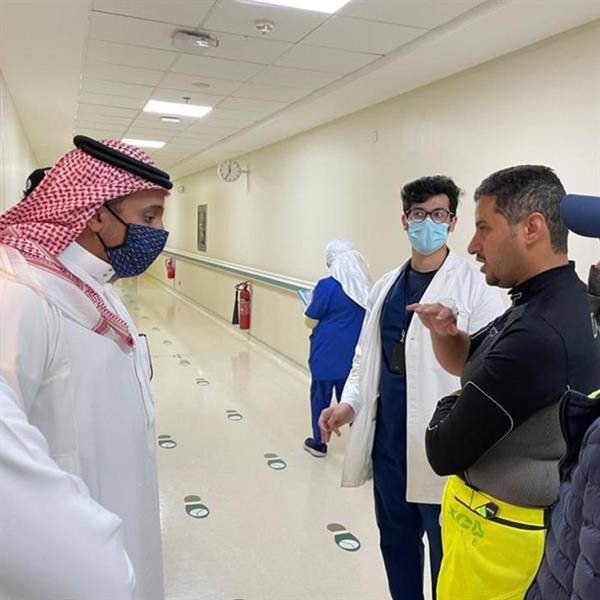 الأمير خالد بن سلطان يزور المتسابقين الذين تعرضوا لحوادث في رالي الشرقية (صور)