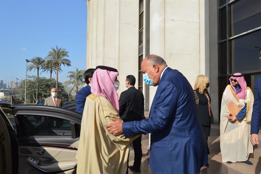 وزير الخارجية يصل القاهرة ويلتقي نظيره المصري