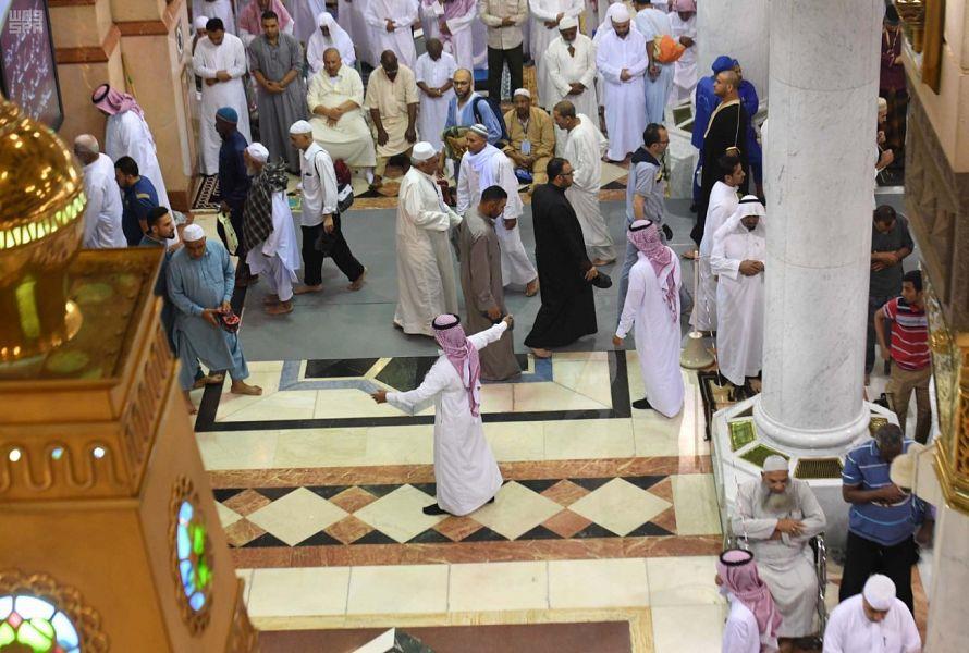 نظام استقبال الزوار في الحرم النبوي.. 100 باب يعمل بها 600 موظف (صور)