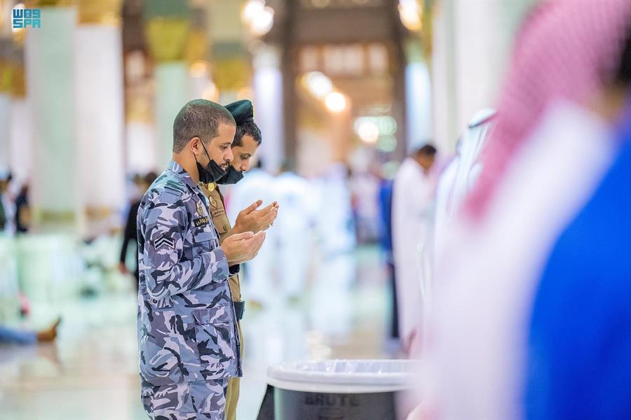 وسط أجواء إيمانية.. قاصدو المسجد الحرام والمسجد النبوي يشهدون ختم القرآن في ليلة 29 (صور) 