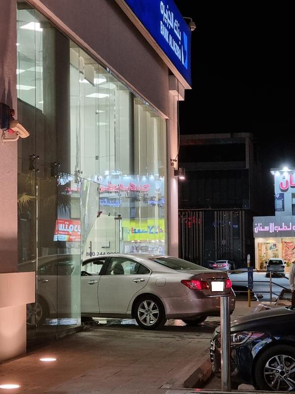 سيارة تقتحم واجهة بنك في العاصمة الرياض