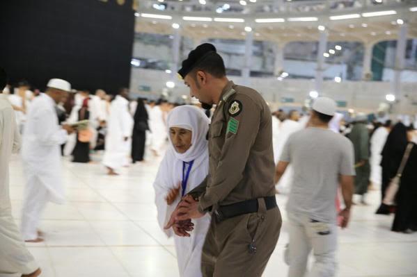 صور تظهر تفاني رجال الامن في خدمة المعتمرين وزوار الحرم
