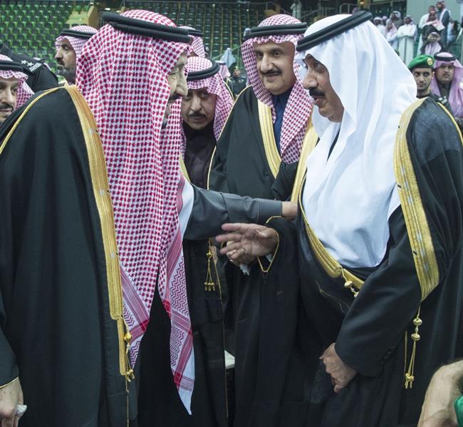 شاهد.. خادم الحرمين يشرّف حفل العرضة السعودية بـ