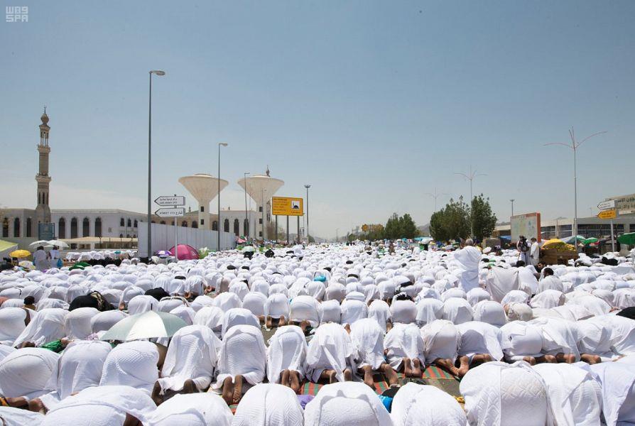 جموع الحجيج يؤدون صلاتي الظهر والعصر في مسجد نمرة بعرفات جموع الحجيج يؤدون صلاتي الظهر والعصر في مسجد نمرة بعرفات