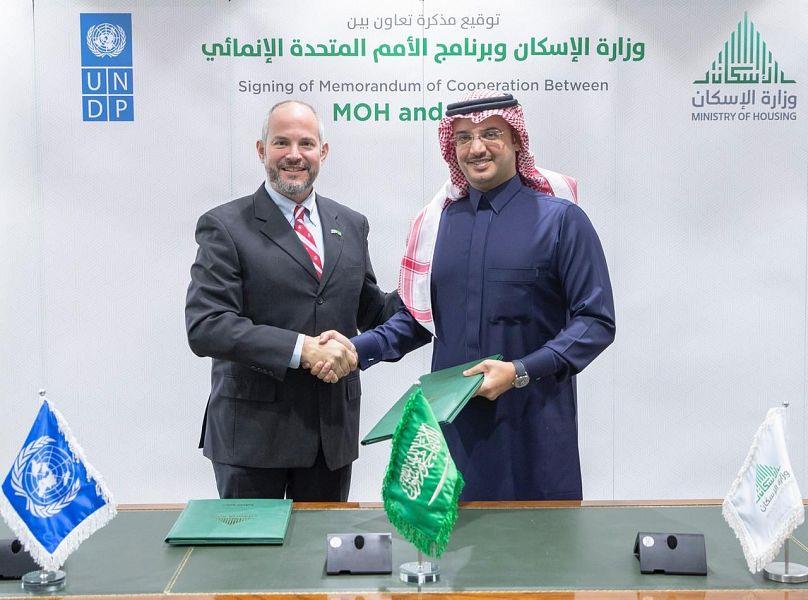 صور.. "الإسكان" توقع مذكرة تعاون مع برنامج الأمم المتحدة الإنمائي صور.. "الإسكان" توقع مذكرة تعاون مع برنامج الأمم المتحدة الإنمائي