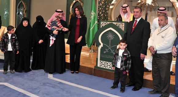 المملكة تسلم أسرة الشهيد المصري إبراهيم القللي وسام الملك عبدالعزيز وشيكاً بمبلغ مليون ريال