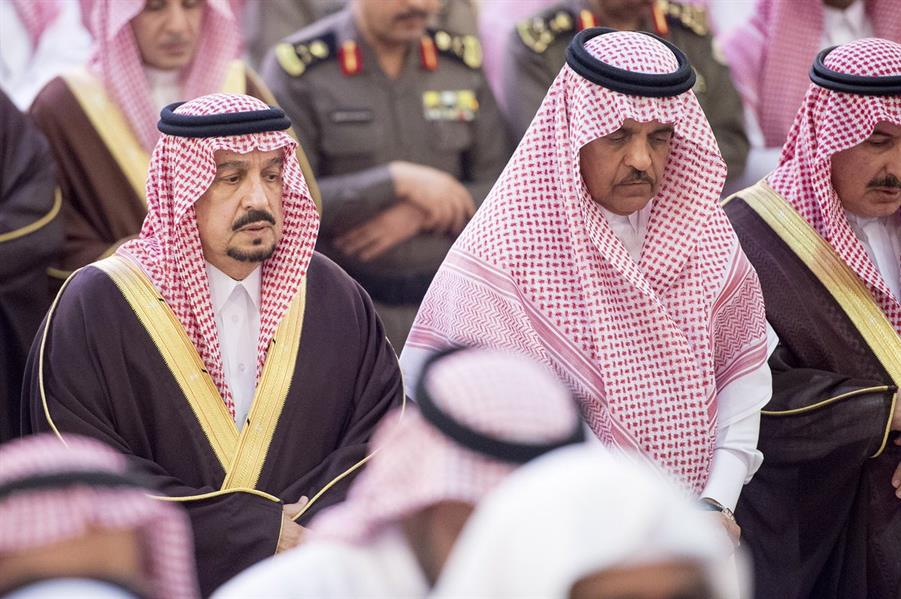 أمير الرياض ونائبه يؤديان الصلاة على الأمير محمد بن عبدالعزيز بن عياف