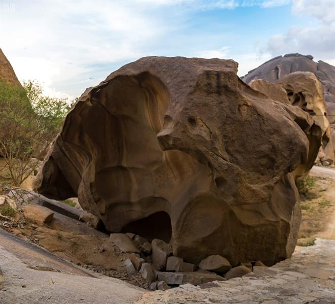 كهوف ومفازات جبل الشدا الأسفل الأثرية بالباحة كهوف ومفازات جبل الشدا الأسفل الأثرية بالباحة