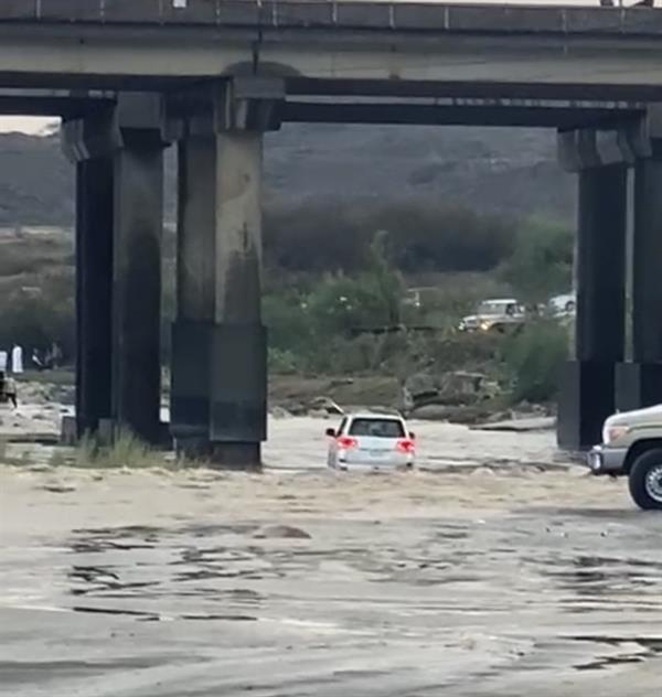 مرور جازان يُحيل مواطناً عبر بمركبته أحد الأودية والشعاب للهيئة المرورية