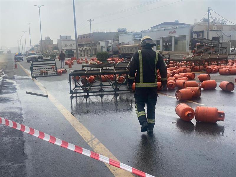 تسرُّب وقود من شاحنة لنقل أسطوانات الغاز في محايل عسير