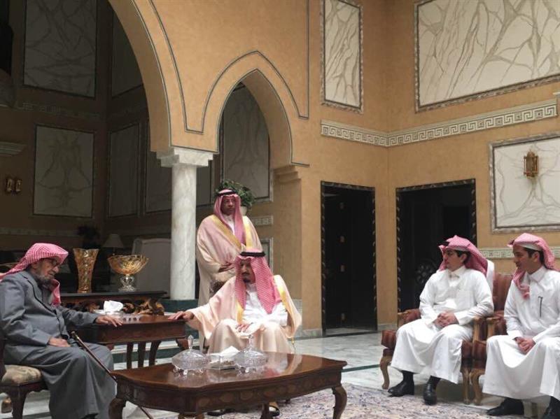 خادم الحرمين يزور الشيخ الشثري في منزله لتعزيته في وفاة شقيقته