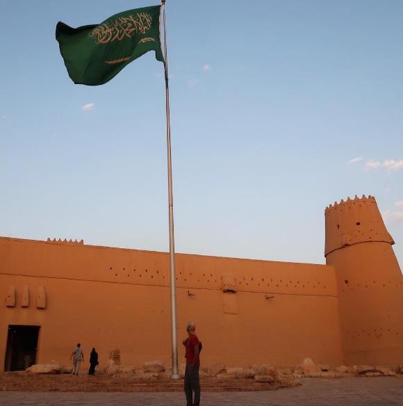 كيف تحدث رحّالة أمريكي عن زيارته للمملكة؟.. ومفاجأة في تقييمه لمهارات القيادة والضيافة