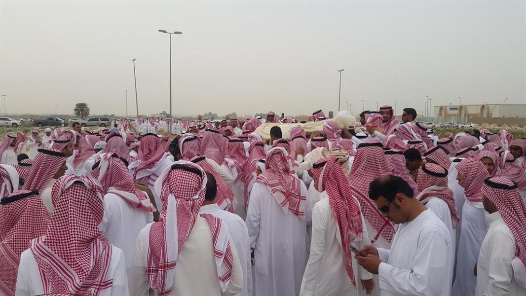بالفيديو والصور.. جموع غفيرة تشارك في تشييع جثمان الشهيد الزهراني بالقطيف بالفيديو والصور.. جموع غفيرة تشارك في تشييع جثمان الشهيد الزهراني بالقطيف