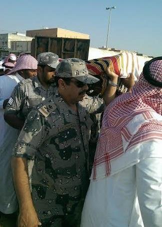 بالصور.. مسؤولون ومواطنون يشيعون جنازة الشهيد علي الحسني بالقنفذة