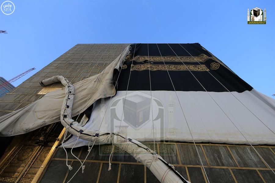 الكعبة المشرفة تكتسي حلتها الجديدة في يوم الوقوف بعرفة