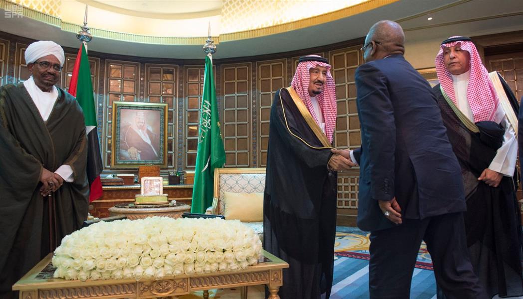 بالصور.. خادم الحرمين يستقبل الرئيس السوداني ويعقدان جلسة مباحثات