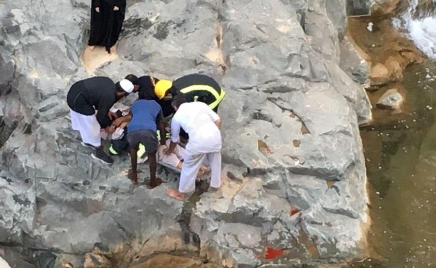 مدني النماص ينقذ مواطن أربعيني بعد سقوطه من منحدر صخري مدني النماص ينقذ مواطن أربعيني بعد سقوطه من منحدر صخري