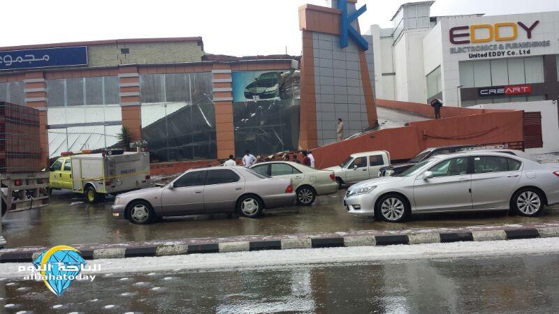  سقوط سقف احدى وكالات السيارات بالباحة 