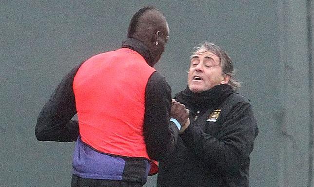  تشابك بالأيدي بين بالوتيللي ومانشيني