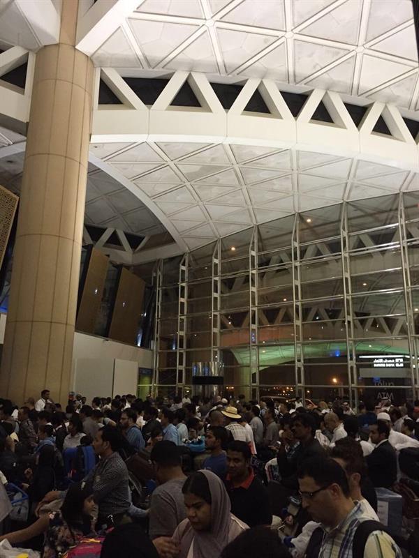  تجدد ازدحام المسافرين بمطار الملك خالد بالرياض.. ومنع المسافرين من دخوله