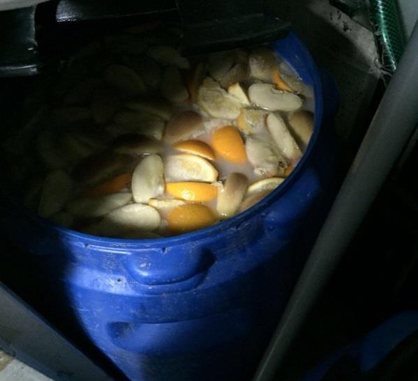 بالصور.. ضبط مصنع خمور وعرق مسكر بمنزل وافد في ينبع بالصور.. ضبط مصنع خمور وعرق مسكر بمنزل وافد في ينبع