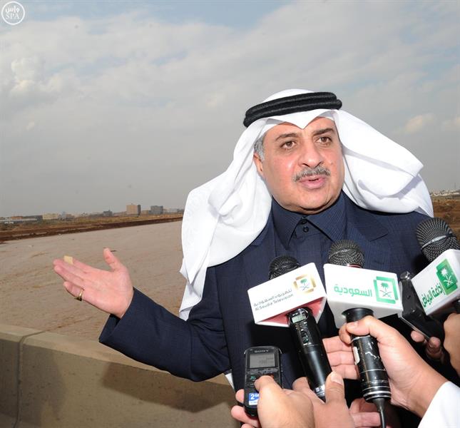 بالصور.. أمير منطقة تبوك يقف على مشروعات درء أخطار السيول وتصريف مياه الأمطار