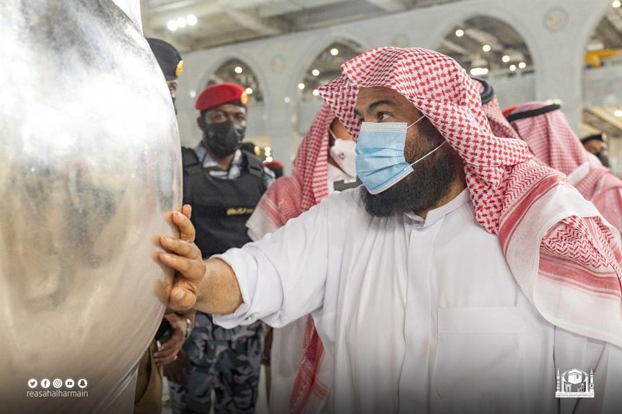 صور.. السديس يُشارك في تطييب الكعبة المشرفة 