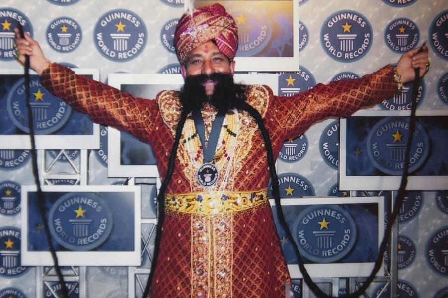 هندي لم يحلق شاربه منذ 32 عاماً