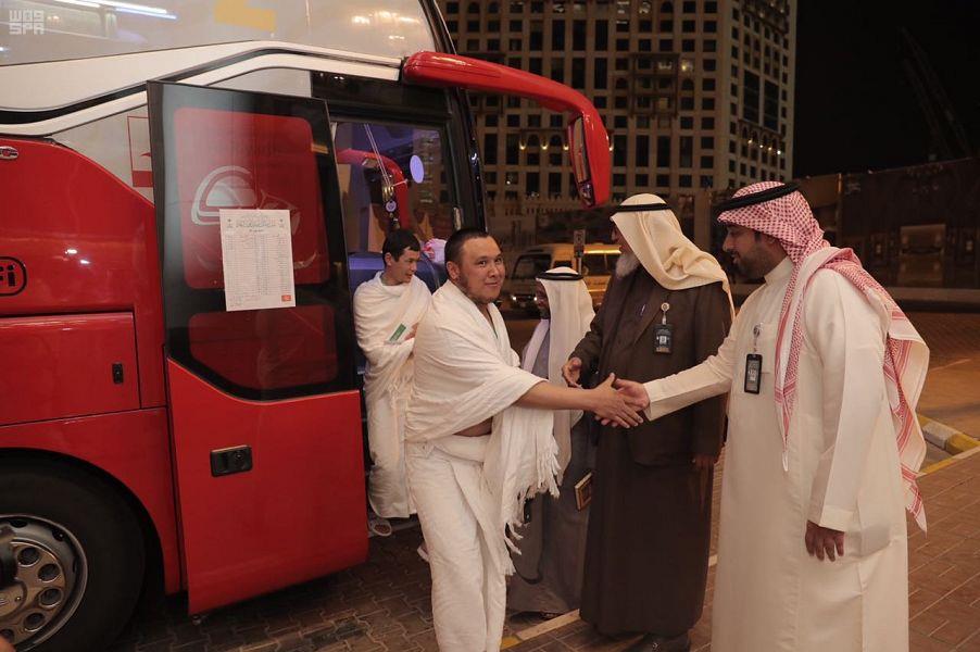 ضيوف برنامج خادم الحرمين الشريفين يصلون مكة المكرمة ويؤدون مناسك العمرة
