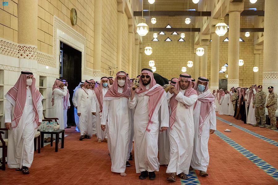 أمير الرياض يؤدي صلاة الميت على والدة الأمير نايف بن ماجد بن سعود