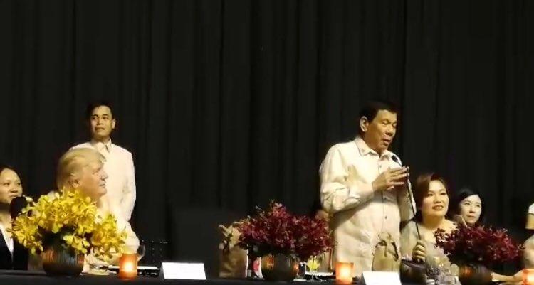 شاهد.. رئيس الفلبين يغني أغنية رومانسية بناء على طلب 