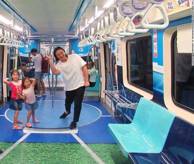 بالصور.. العاصمة التايوانية تحول أحد قطاراتها إلى مجمع للألعاب الأولمبية