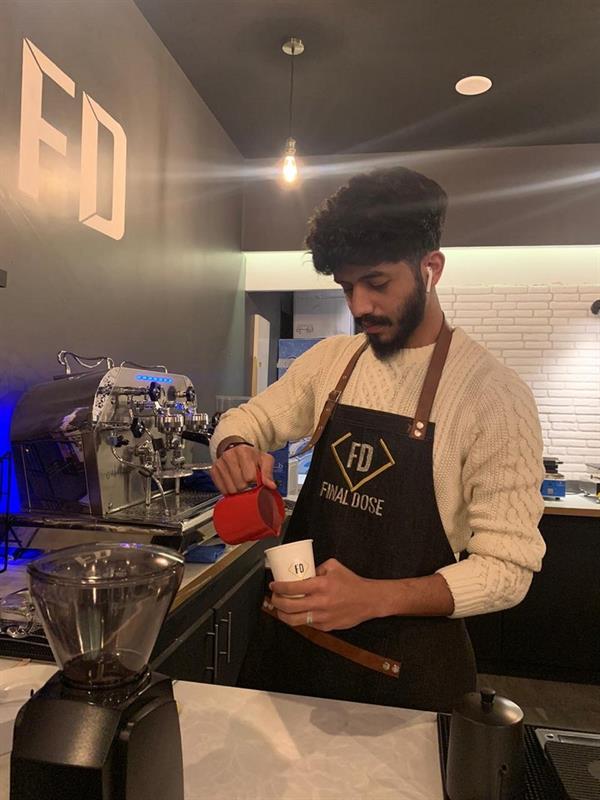 شاب سعودي يعمل ببيع القهوة في تبوك. شاب سعودي يعمل ببيع القهوة في تبوك.