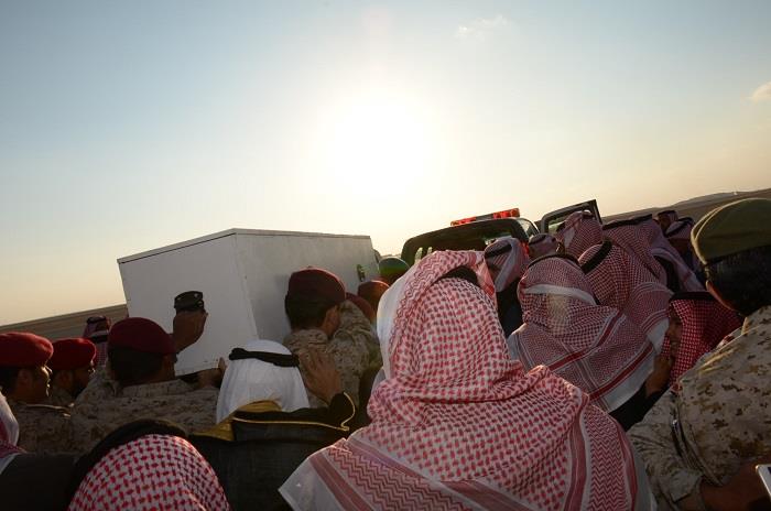 صور مؤثرة لنجل الشهيد السهيان خلال استقباله جثمان والده تُبكي المغردين