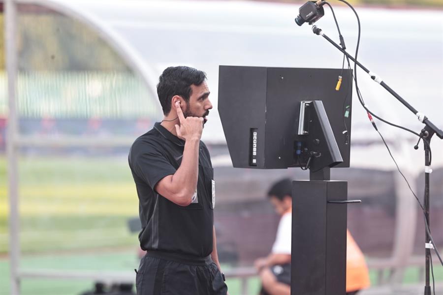 تعطل تقنية الفيديو قبل مباراة الخليج والفيحاء (صور) تعطل تقنية الفيديو قبل مباراة الخليج والفيحاء (صور)