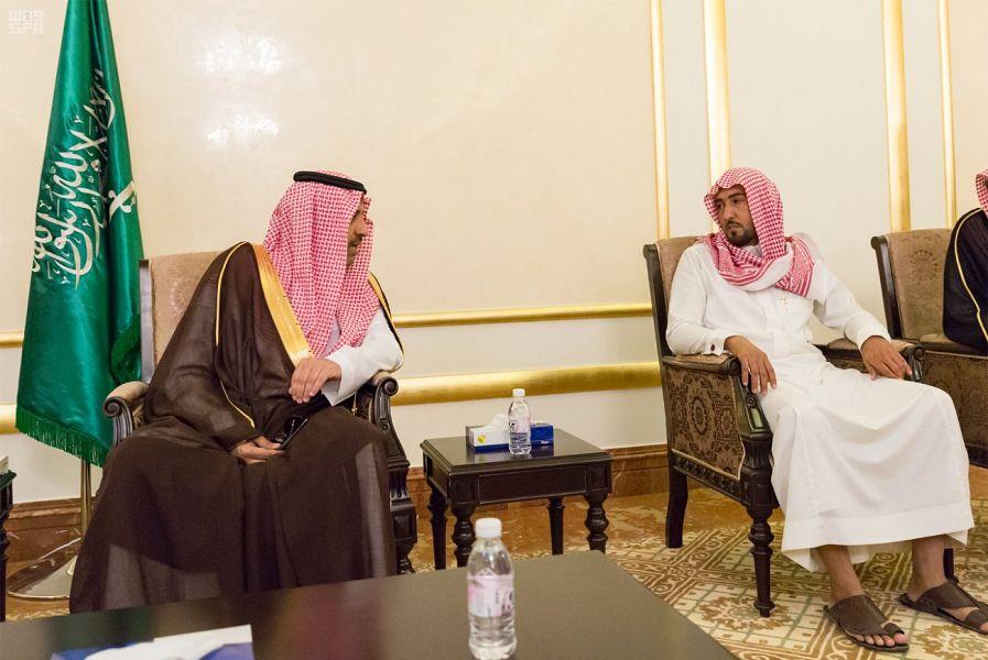 بالصور.. أمير الباحة يتقدم مستقبلي جثمان الشهيد بالصور.. أمير الباحة يتقدم مستقبلي جثمان الشهيد