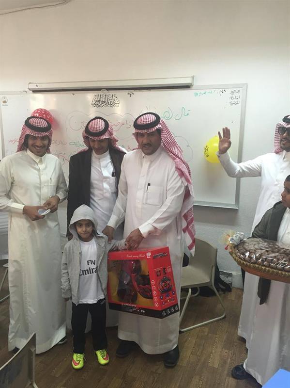 بالصور.. ابتدائية بخميس مشيط تفاجئ أحد طلابها باحتفال بهيج عقب عودته من رحلة علاجية بالصور.. ابتدائية بخميس مشيط تفاجئ أحد طلابها باحتفال بهيج عقب عودته من رحلة علاجية