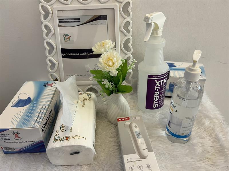 المدارس تستقبل الطلاب والطالبات بالورود والهدايا