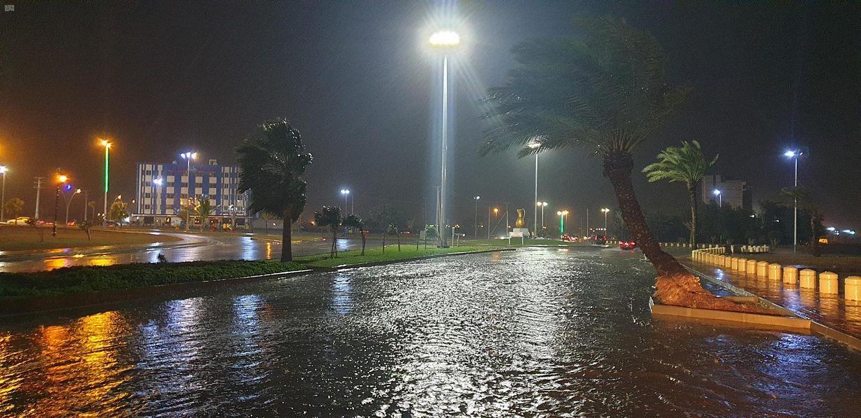 هطول أمطار خفيفة إلى متوسطة على أملج ومدينة تبوك 