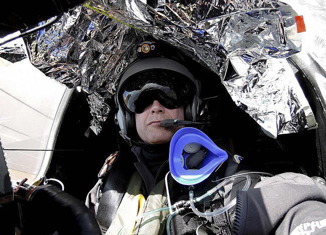 طائرة تعمل بالطاقة الشمسية تكمل المرحلة الاولى