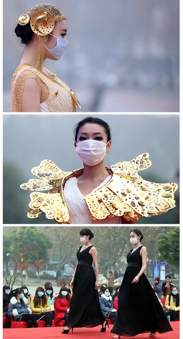 عارضات أزياء بكمامات طبية 