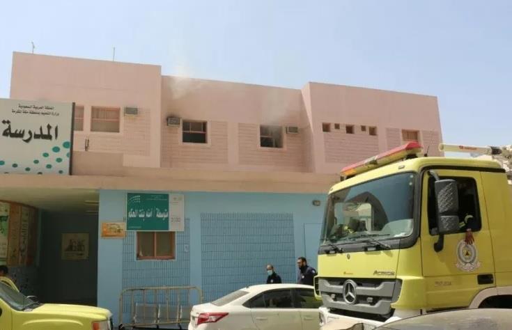 إخلاء 618 طالبة إثر حريق معمل للحاسب الآلي بمدرسة ثانوية في مكة إخلاء 618 طالبة إثر حريق معمل للحاسب الآلي بمدرسة ثانوية في مكة